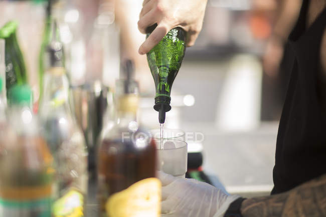 Barman masculino fazendo coquetel — Fotografia de Stock