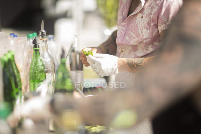 Barista maschio facendo cocktail — Foto stock