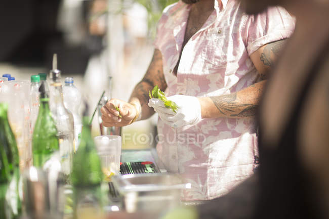 Homme barman faire cocktail — Photo de stock