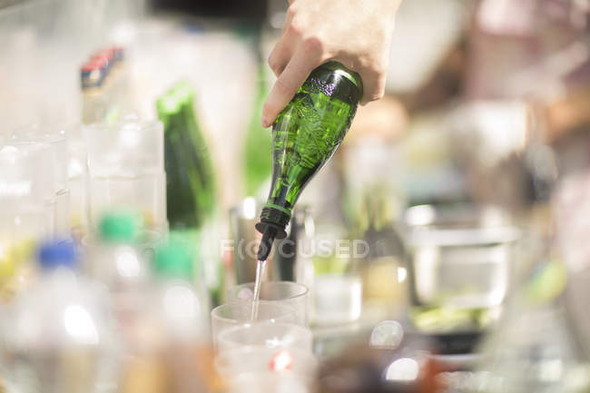 Barista maschio facendo cocktail — Foto stock