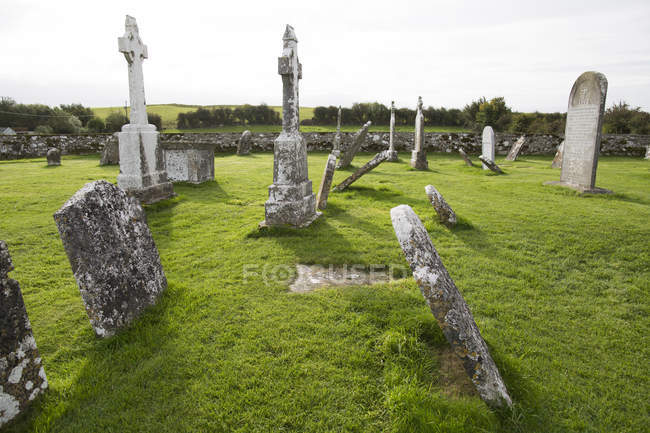 Старое кладбище со множеством надгробий — стоковое фото