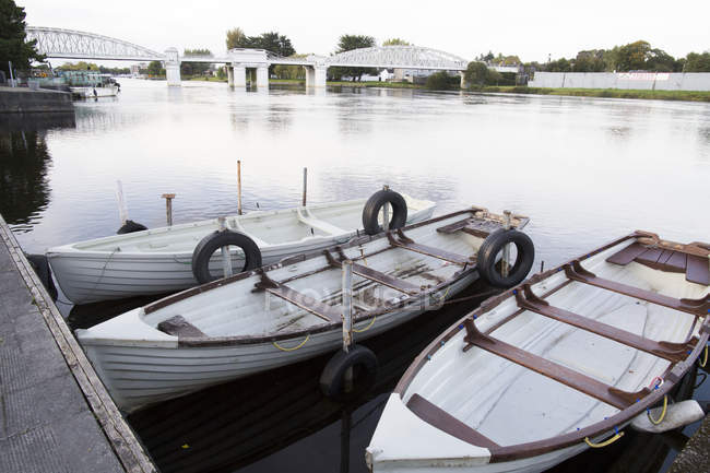 Лодки, пришвартованные на реке в Ирландии — стоковое фото