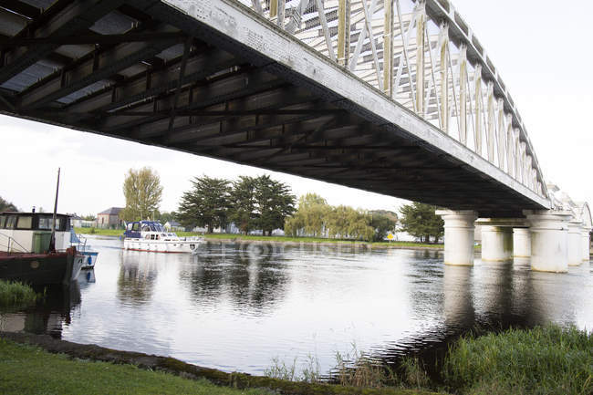 Bateaux de croisière sur la rivière Shannon — Photo de stock