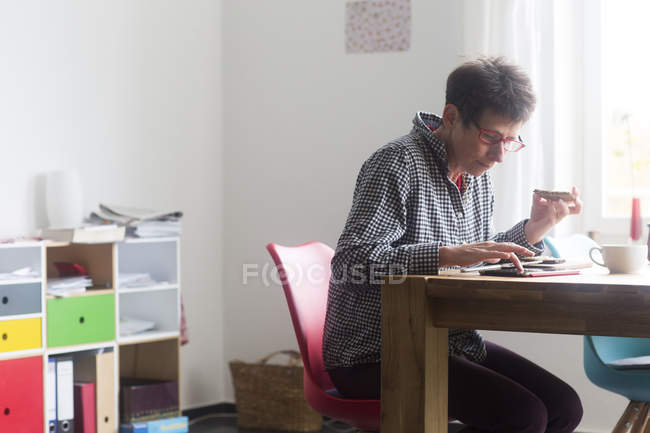 Donna che utilizza tablet digitale — Foto stock
