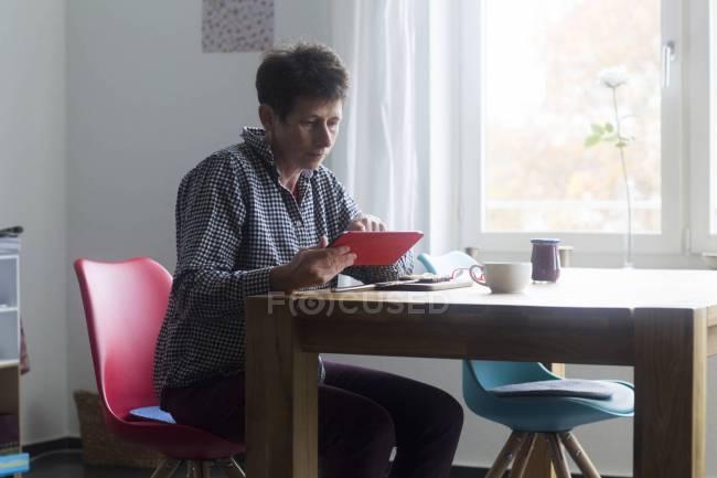 Mujer usando tableta digital - foto de stock