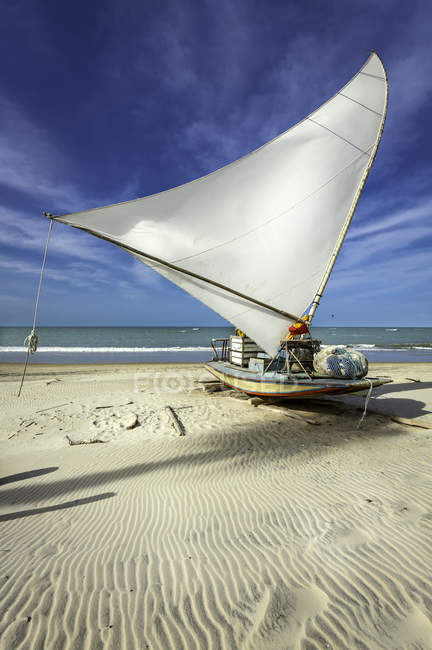 Traditional small fishing boat on the beach of Fortaleza, Brazil — Stock Photo