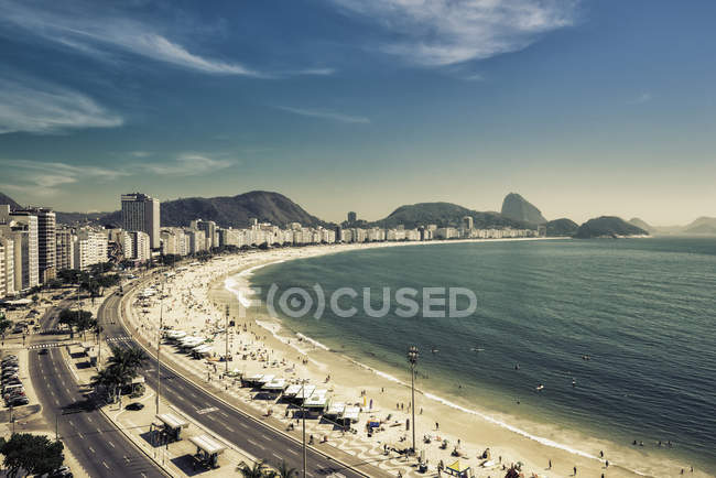 Praia de Copacabana e montanha de pão de açúcar — Fotografia de Stock