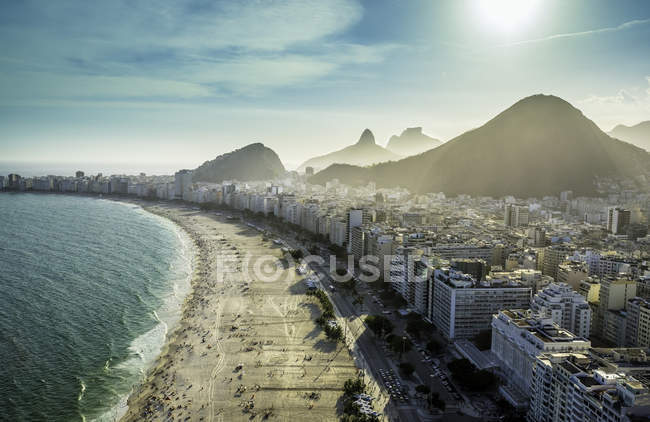 Plage de copacabana à rio de janeiro, brésilienne — Photo de stock