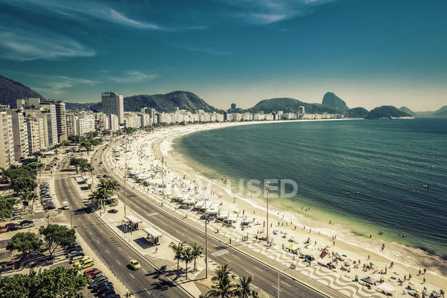 Praia de Copacabana e montanha de pão de açúcar — Fotografia de Stock