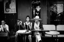 Mulher e homens sentados no bar — Fotografia de Stock