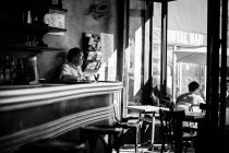 Человек в кафе за стойкой — стоковое фото