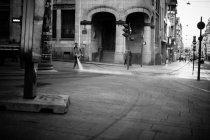 Человек чистки улицы с водяным шлангом — стоковое фото