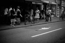 Люди идут по тротуару — стоковое фото