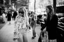 Gäste kommen zur Pariser Modewoche — Stockfoto