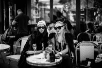 Гості, які сидять за столом у кафе — стокове фото
