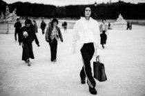 Los huéspedes que llegan en la Semana de la Moda París - foto de stock