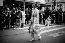 Гость прибывает на Неделю моды в Париже — стоковое фото