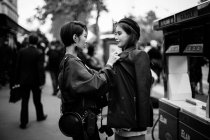 Los huéspedes que llegan en la Semana de la Moda París - foto de stock