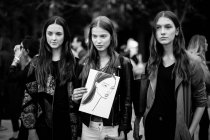 Gast zeigt Zeichnung auf Pariser Modewoche — Stockfoto