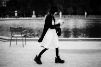 Invitado llega en París Semana de la Moda - foto de stock