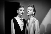 Модели, позирующие на Украинской неделе моды за кулисами — стоковое фото
