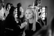 Model Make-up backstage angewendet — Stockfoto