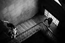 Modelos correndo em escadas de concreto — Fotografia de Stock