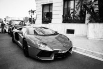 Lamborghini припаркован на улице — стоковое фото