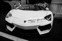 Lamborghini estacionado en la calle - foto de stock