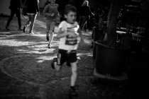 Zwei Jungen rennen auf Stadtstraße — Stockfoto