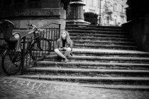 Mädchen sitzt auf Treppe — Stockfoto