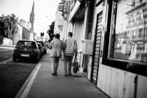 Senior couple walking on sidewalk — Stock Photo