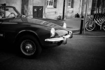 Auto d'epoca sulla strada urbana — Foto stock