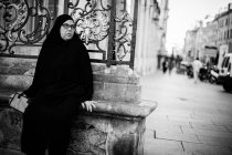 Mulher em hijab inclinando-se em balaústre — Fotografia de Stock