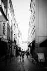 Rue étroite de Paris avec des gens marchant — Photo de stock