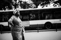 Африканський жінку, що стоїть на дорозі — стокове фото