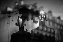 Two manequins behind shop window — Stock Photo