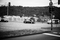 Strada con auto durante il giorno — Foto stock