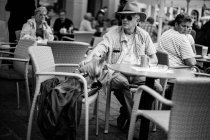 Люди сидять у вуличних кафе — стокове фото