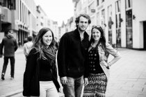 Mann und zwei Frauen stehen auf der Straße — Stockfoto