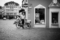 Homme avec vélo près du magasin — Photo de stock