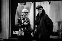Gäste kommen zur Pariser Modewoche — Stockfoto
