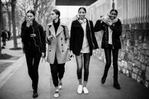 Гости, прибывающие на Неделю моды в Париже — стоковое фото