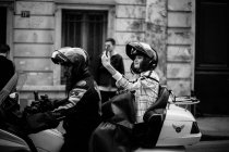 Gast macht Selfie auf Motorrad — Stockfoto