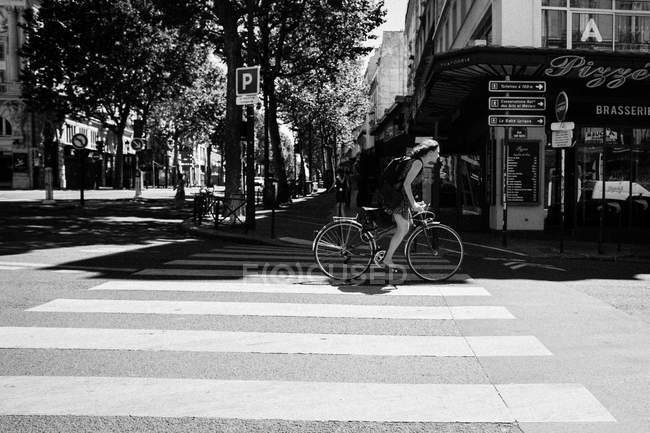 Frau auf Fahrrad unterwegs — Stockfoto