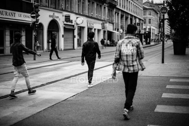 Hommes marchant dans la rue — Photo de stock