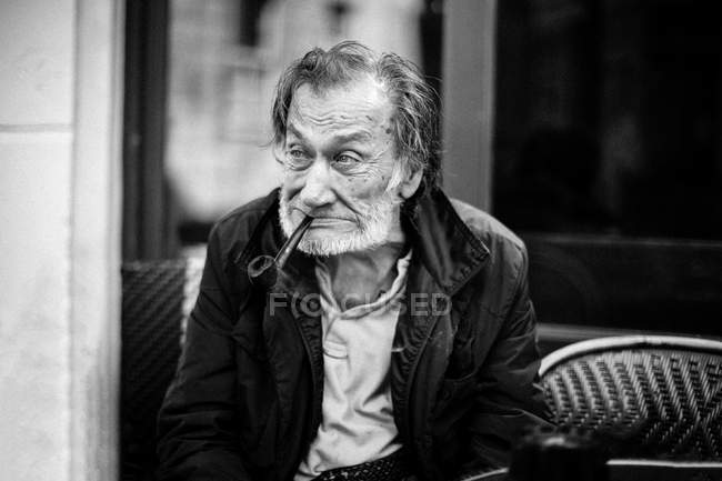 Bärtiger Mann mit rauchender Pfeife — Stockfoto