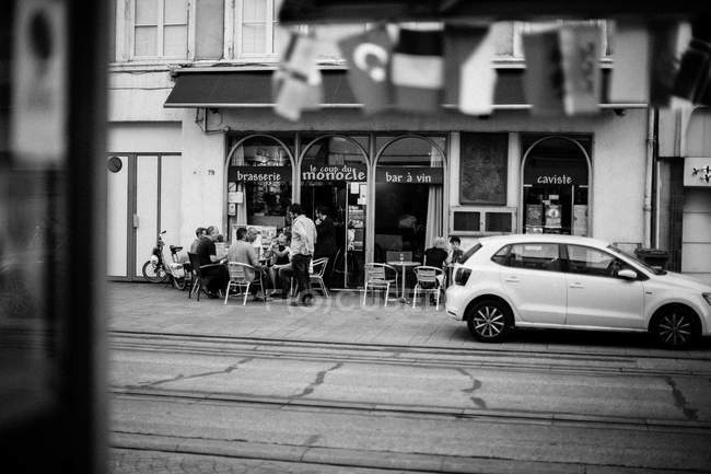 Menschen sitzen an Tischen im Café — Stockfoto