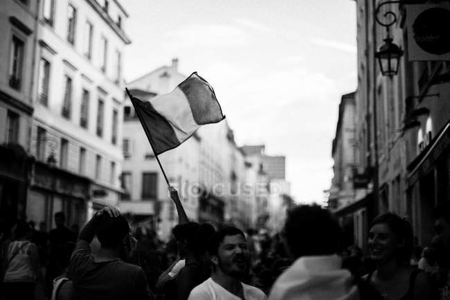 Donna che sventola bandiera della Francia — Foto stock