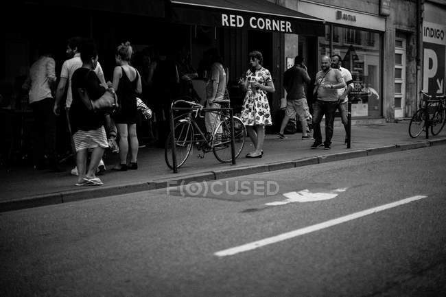 Persone che camminano sul marciapiede — Foto stock